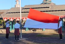Upacara HUT RI ke-81 di Al-Markaz Makassar, Peserta Kompak Pakai Sarung